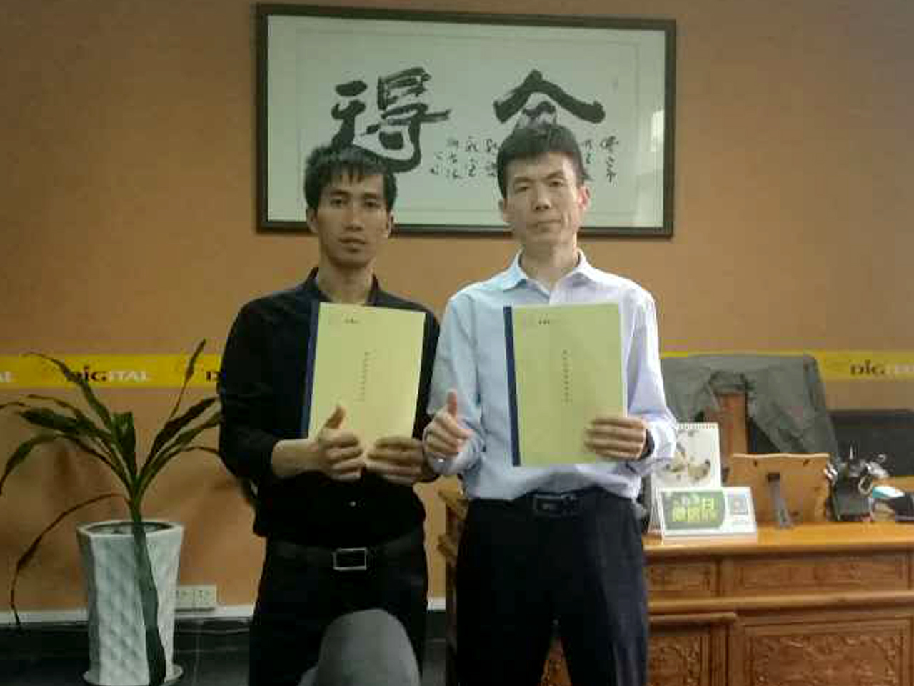 邢總與數(shù)碼彩銷(xiāo)售總監(jiān)蔣方海簽約合影