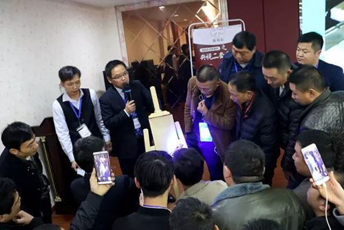 2017數(shù)碼彩（安徽）新品推介暨戰(zhàn)略合作峰會(huì)現(xiàn)場演示&ldquo;省時(shí)涂裝&rdquo;水性光固化秒干技術(shù)