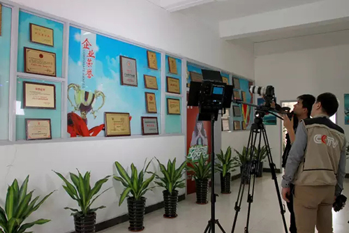 央視《牛商論道》欄目組走進(jìn)數(shù)碼彩拍攝