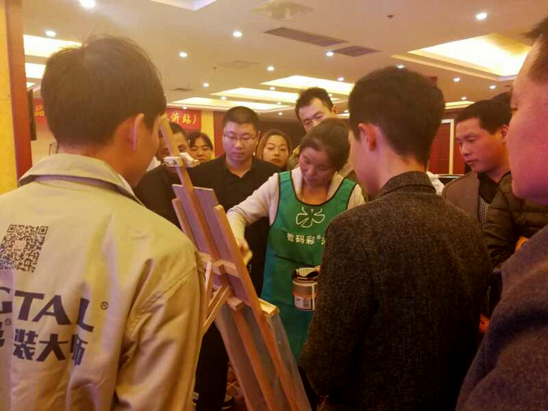 女學員體驗體驗數(shù)碼彩產(chǎn)品及工藝