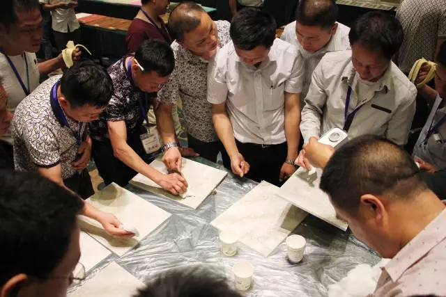 與會(huì)來賓實(shí)操體驗(yàn)數(shù)碼彩木器漆涂裝工藝