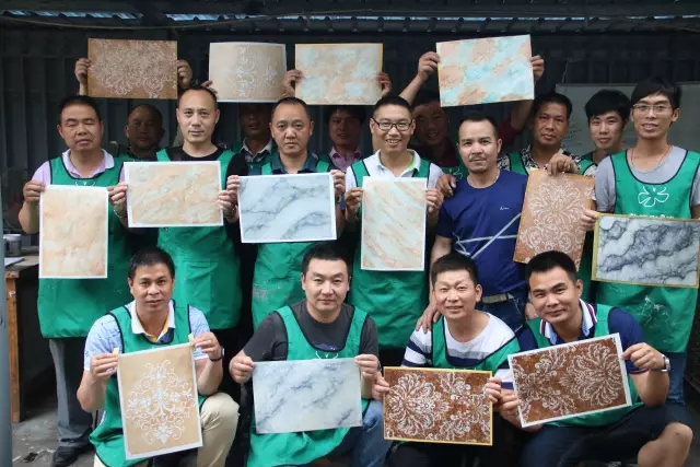 學(xué)員集體展示數(shù)碼彩藝術(shù)涂料效果