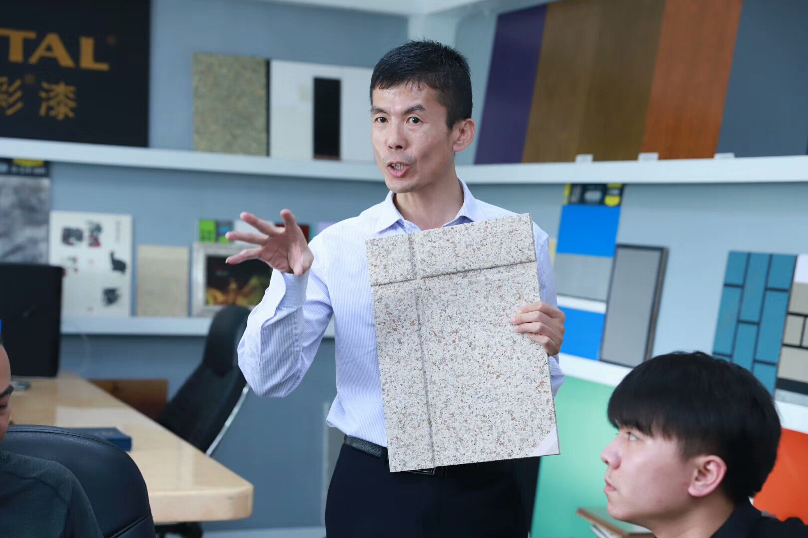 歡迎廣東涂協(xié)、經(jīng)銷(xiāo)商分會(huì)經(jīng)銷(xiāo)商代表蒞臨數(shù)碼彩指導(dǎo)